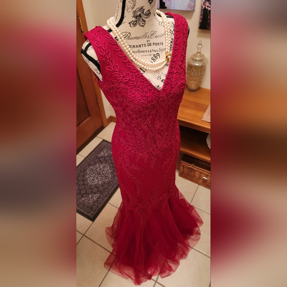 💯🔥 CACHET MERMAID EMBROIDERED GOWN - CHERRY 🍒  RED - Size 8